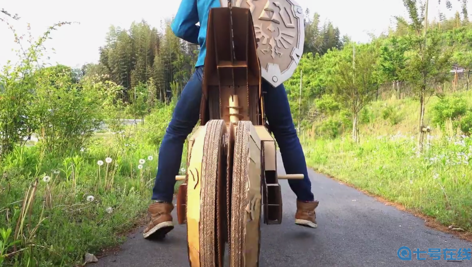 高玩展示全纸壳制塞尔达零式摩托 酷炫还原还可骑乘