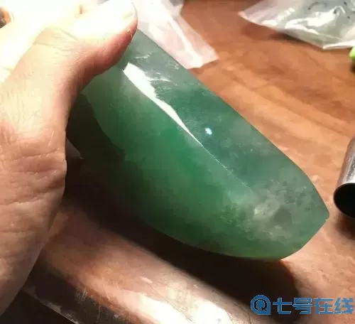 翡翠大师切石头 像翡翠的几种石头？