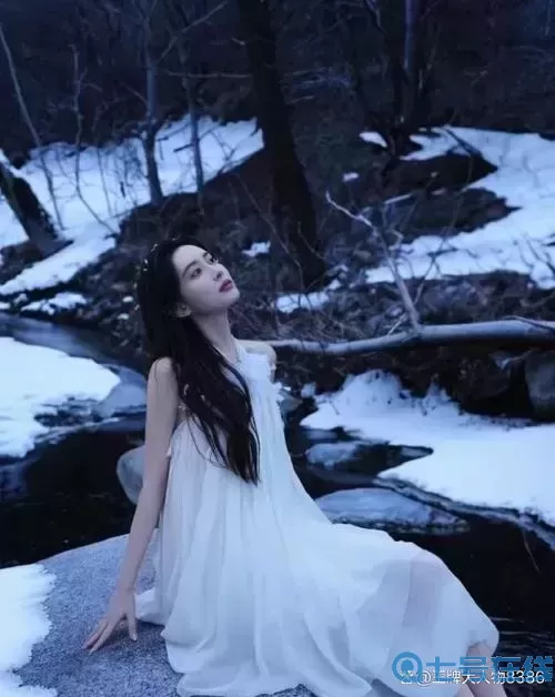 两瓣红莲今夜开一池碧水盼君浴