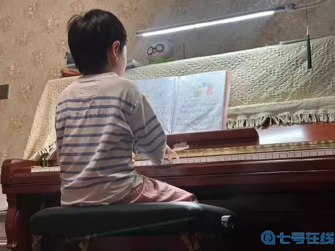 宝贝对着摄像头自己做给我看练琴